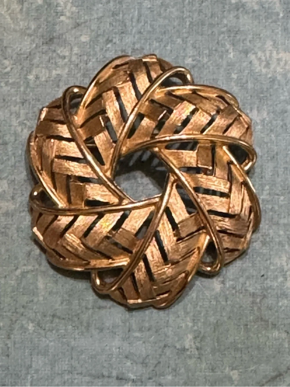 VINTAGE CROWN TRIFARI RIBBON WREATH BROOCH
